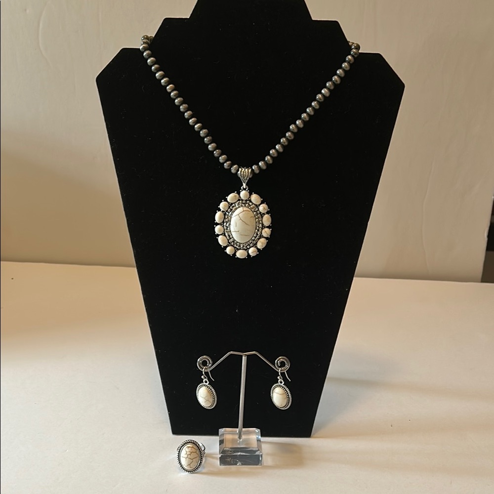 Elegant Silver and Cream Jewelry Set